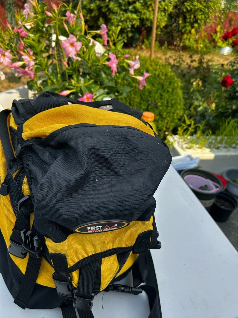 First down Men’s Yellow & Black Hiking Backpack Sz 18”x12”x8”